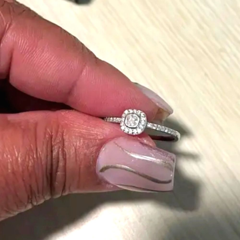 Ladies.925 Sterling silver shining diamond ring sz 6